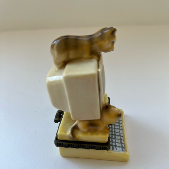 Adorable, vintage ceramic pill or trinket “cats on a computer” - Picture 3 of 7